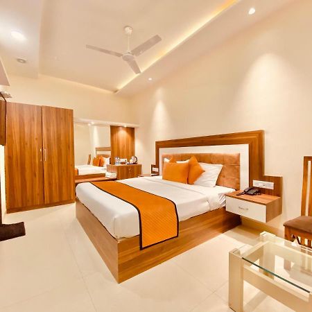 Hotel White And Restaurant 300 Mtr From Golden Temple Amritsar Exterior foto