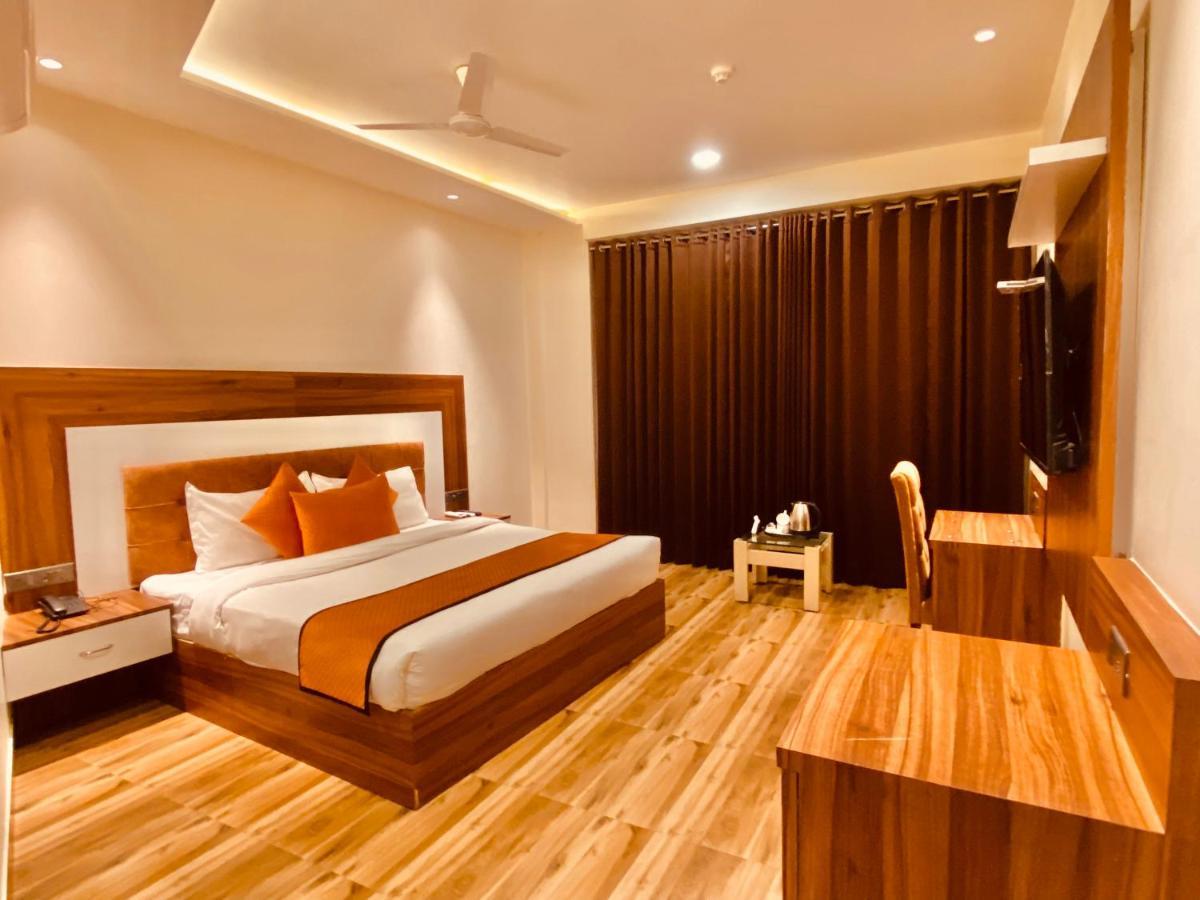 Hotel White And Restaurant 300 Mtr From Golden Temple Amritsar Exterior foto