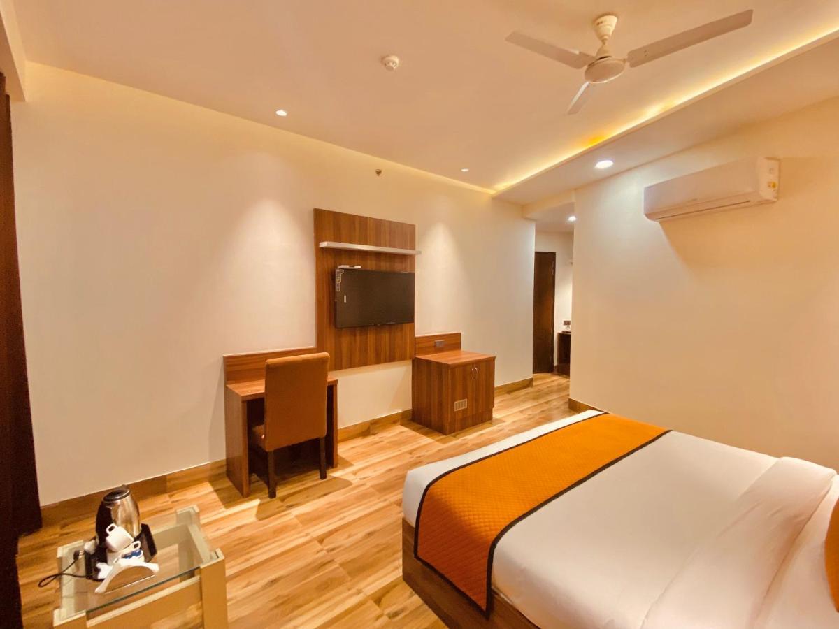 Hotel White And Restaurant 300 Mtr From Golden Temple Amritsar Exterior foto