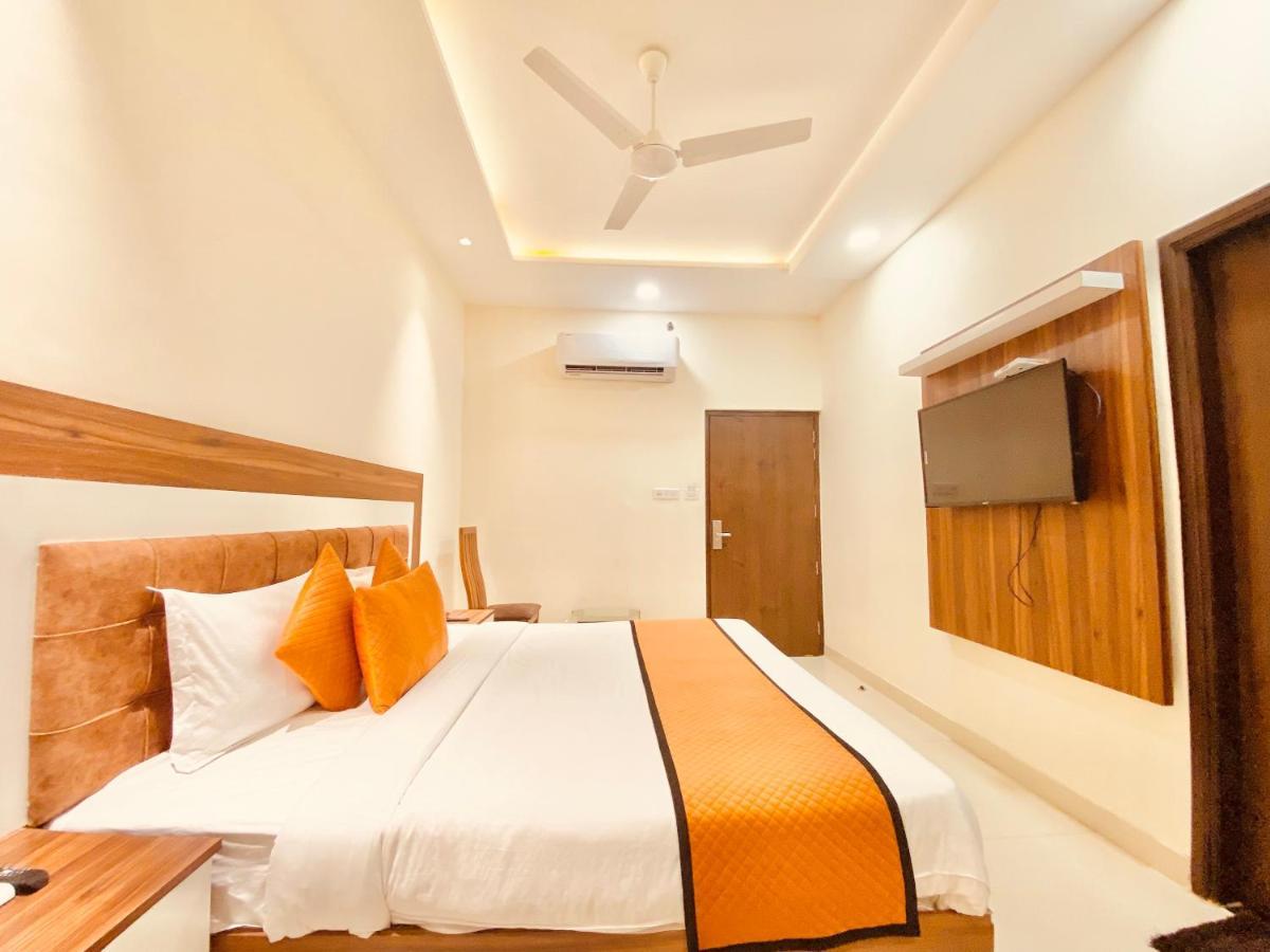 Hotel White And Restaurant 300 Mtr From Golden Temple Amritsar Exterior foto