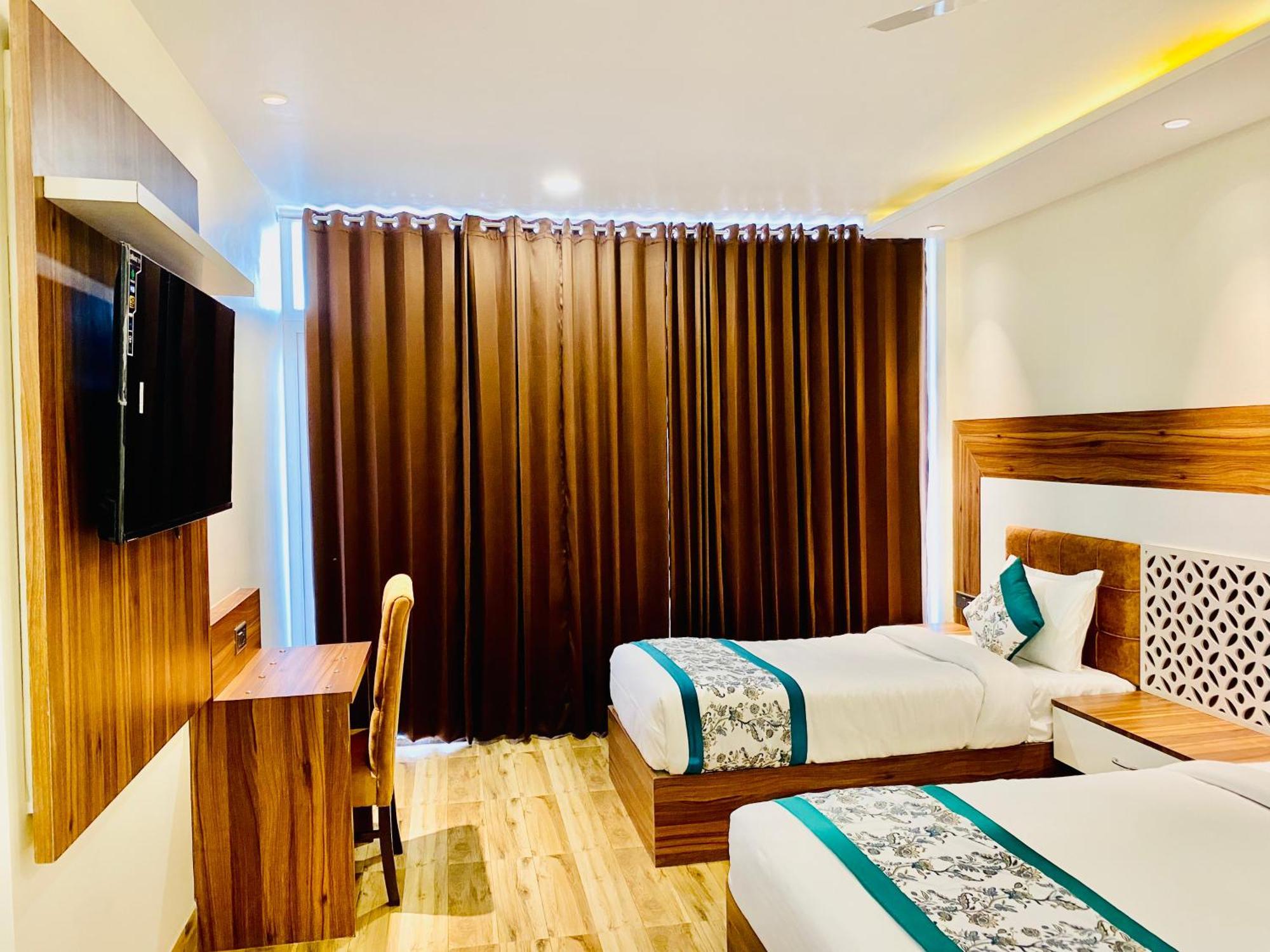 Hotel White And Restaurant 300 Mtr From Golden Temple Amritsar Exterior foto