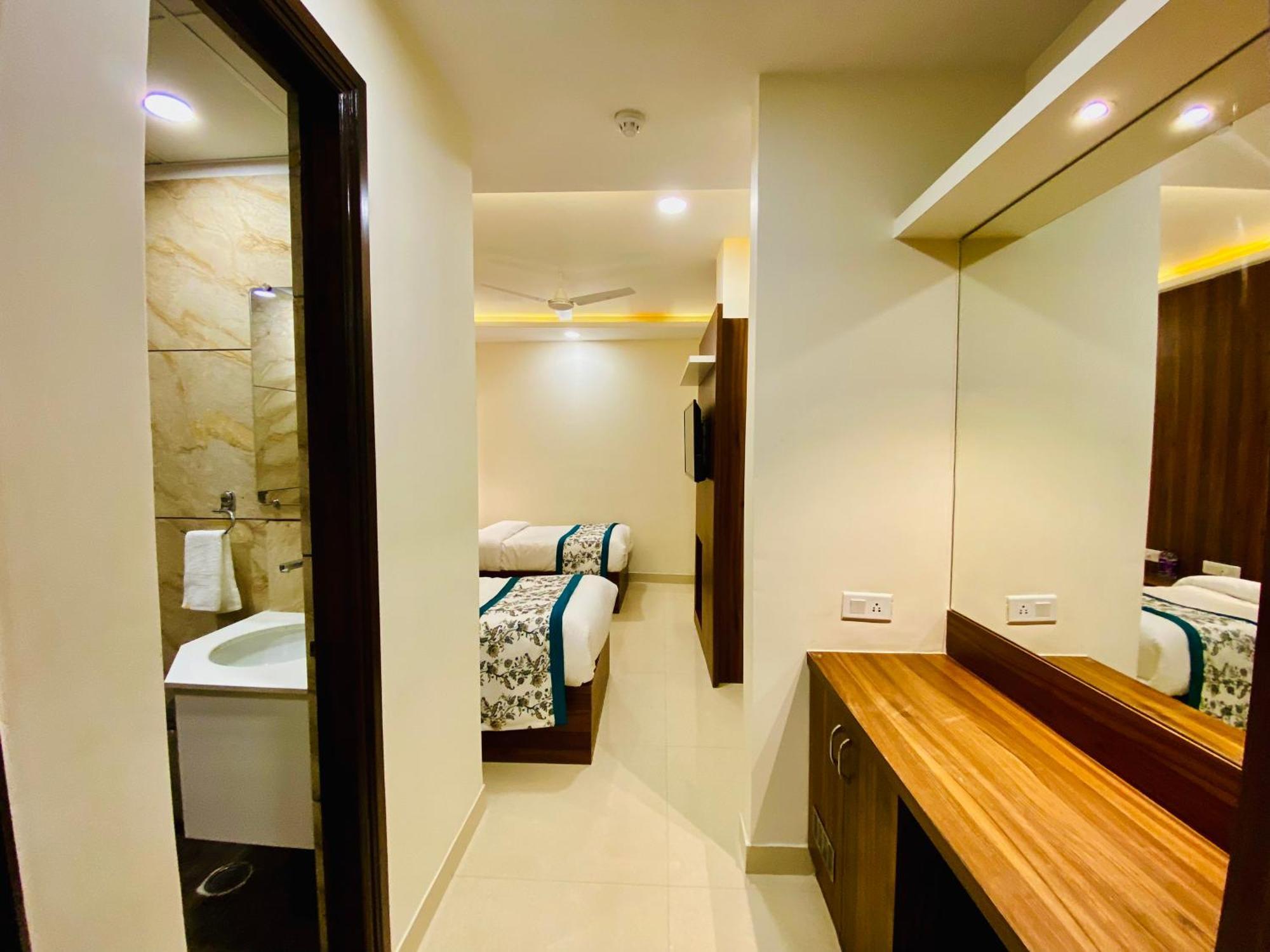Hotel White And Restaurant 300 Mtr From Golden Temple Amritsar Exterior foto