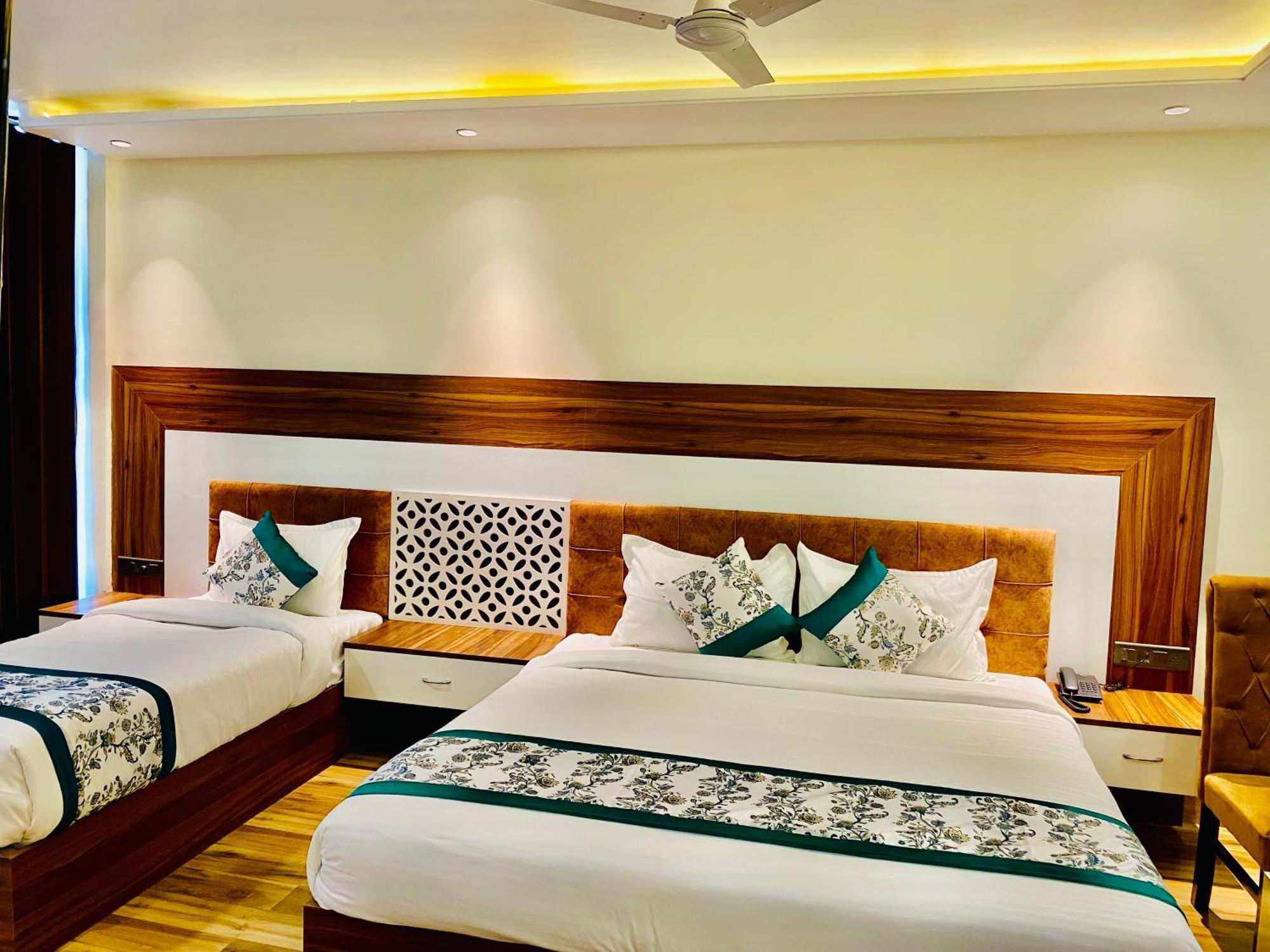 Hotel White And Restaurant 300 Mtr From Golden Temple Amritsar Exterior foto